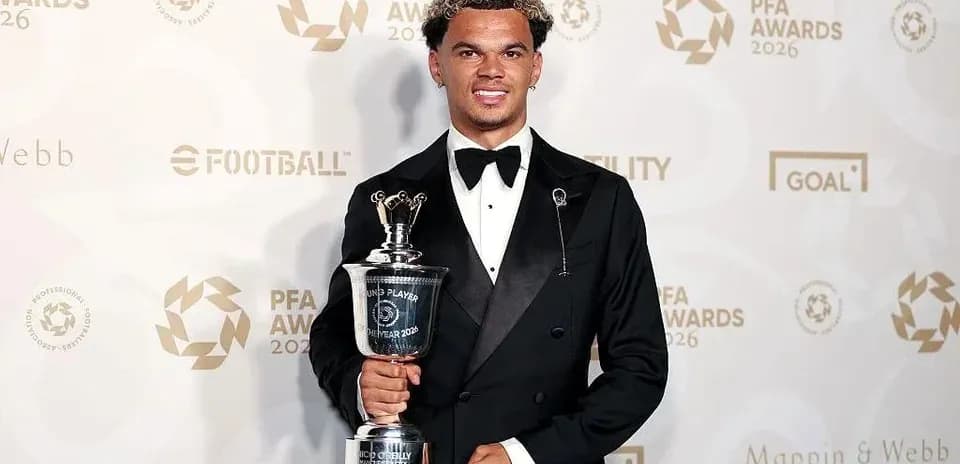 Joueur tenant un trophée lors des PFA Awards 2026
