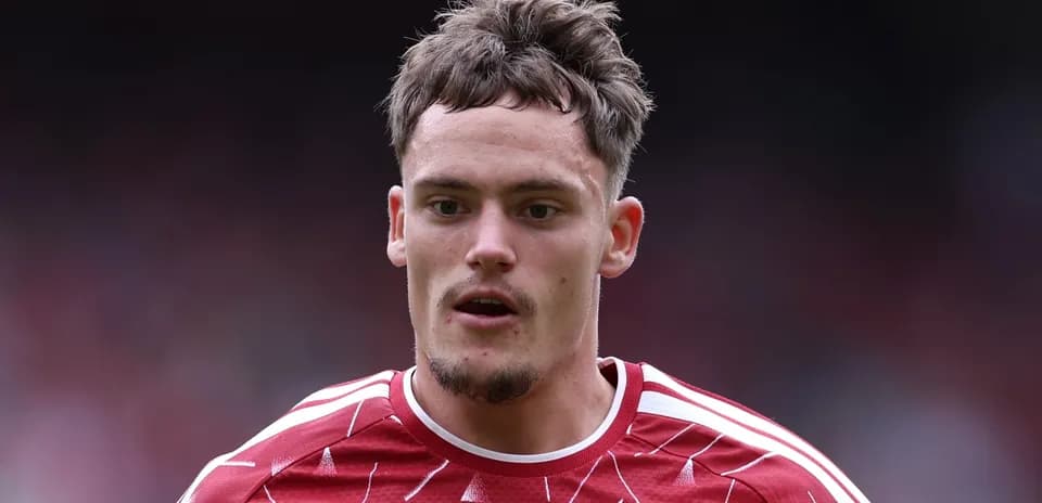 Joueur en maillot rouge sur le terrain