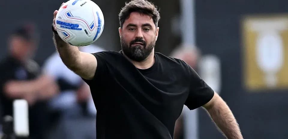 Entraîneur lançant le ballon lors d'un entraînement