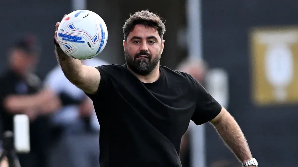 Entraîneur lançant le ballon lors d'un entraînement