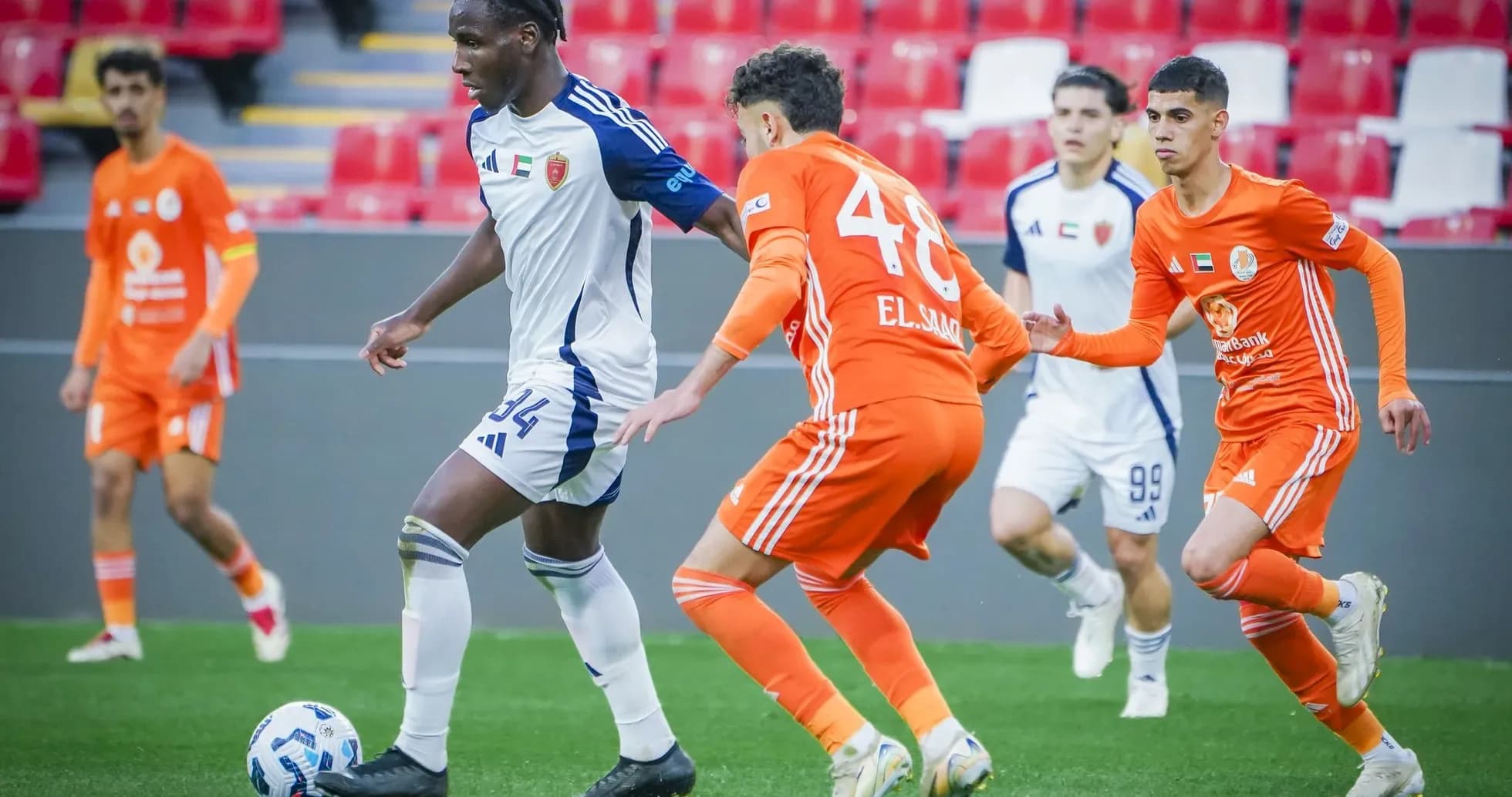 Joueurs d'Al Wahda U23 et Al Sharjah U23 en action