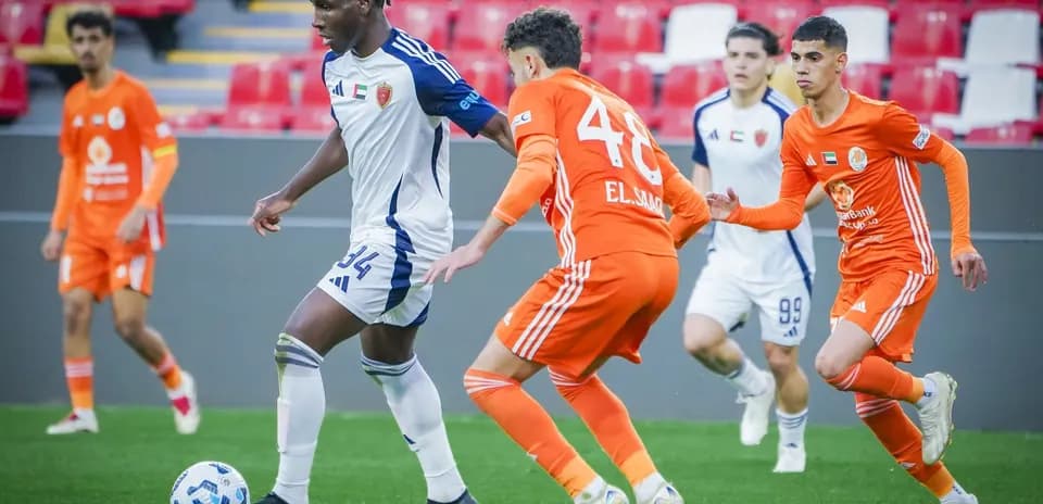 Joueurs d'Al Wahda U23 et Al Sharjah U23 en action
