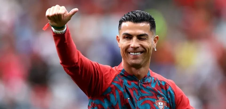 Cristiano Ronaldo saluant avant le match