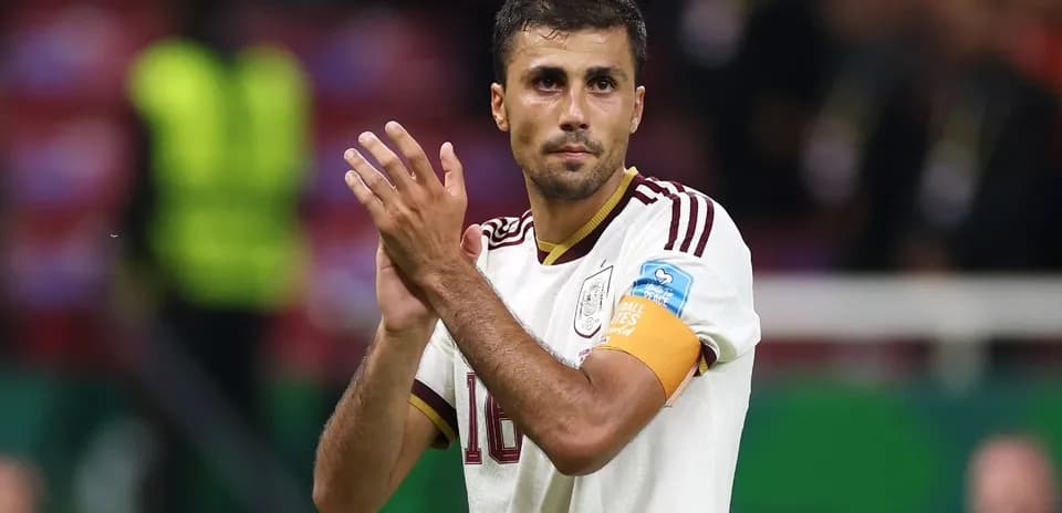Joueur applaudit après le match, portant un brassard