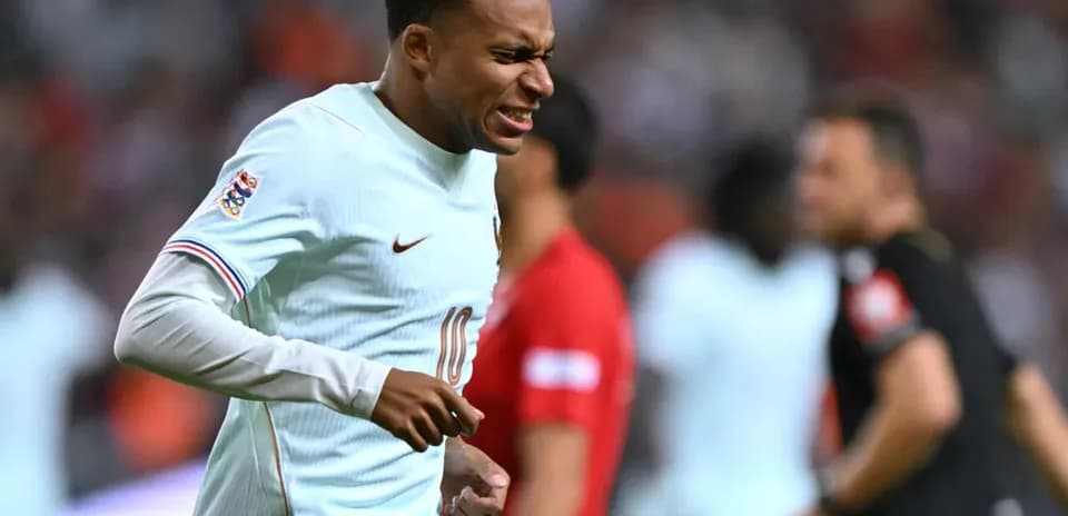 Kylian Mbappé se déplaçant sur le terrain de match