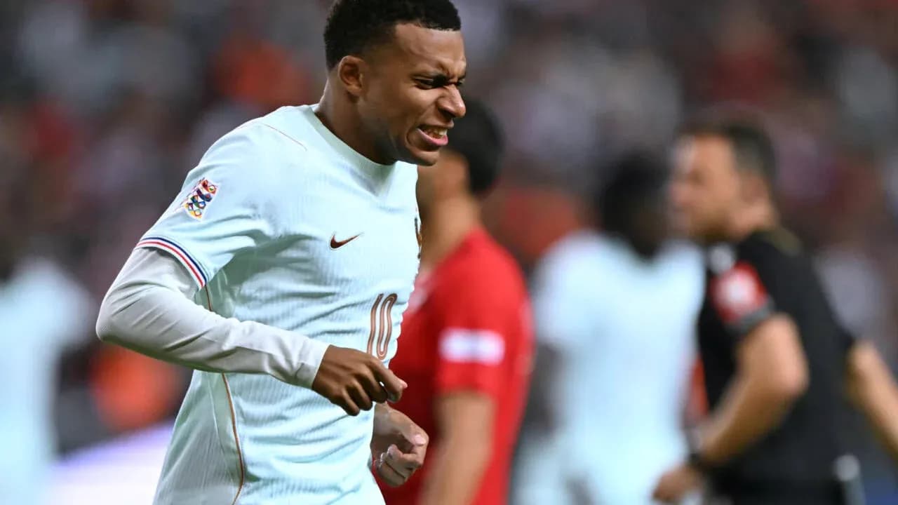Kylian Mbappé se déplaçant sur le terrain de match