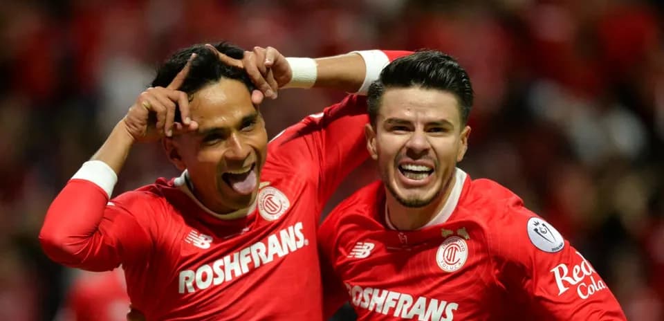 Joueurs de Toluca célébrant un but