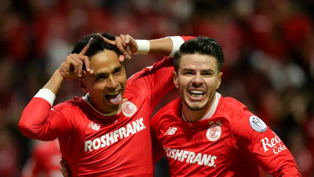 Joueurs de Toluca célébrant un but