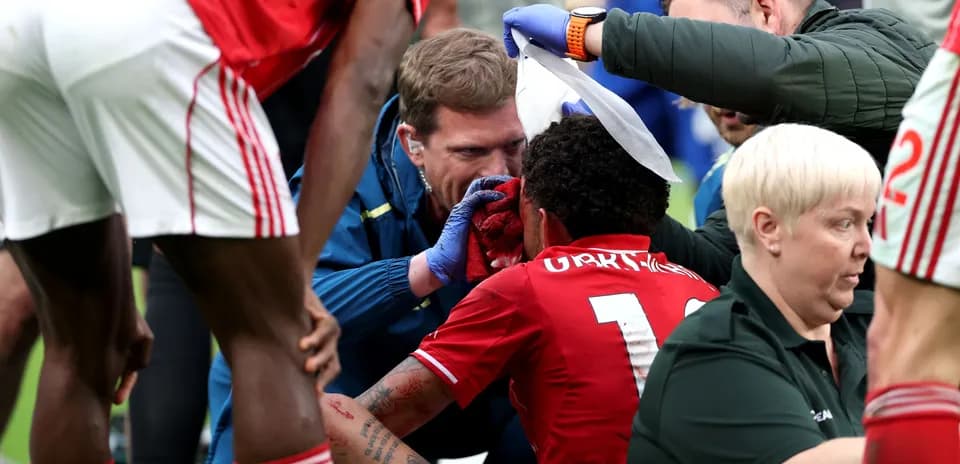 Joueur blessé recevant des soins médicaux sur le terrain