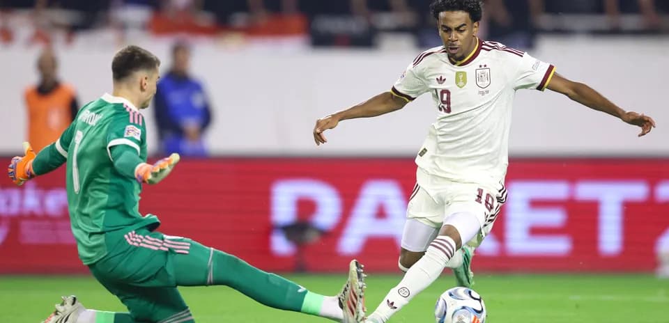 Joueur espagnol dribblant un gardien pendant le match