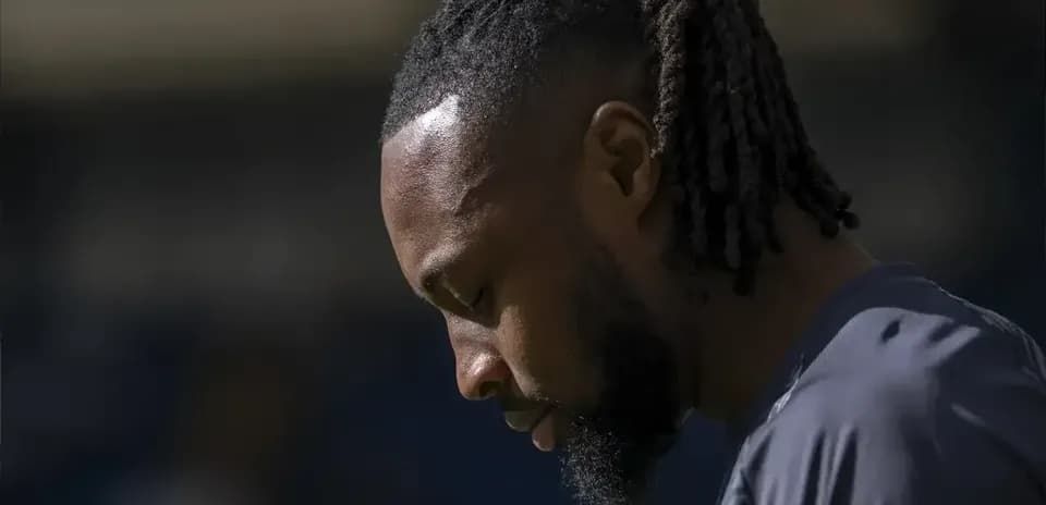 Joueur se tenant la tête baissée avant le match