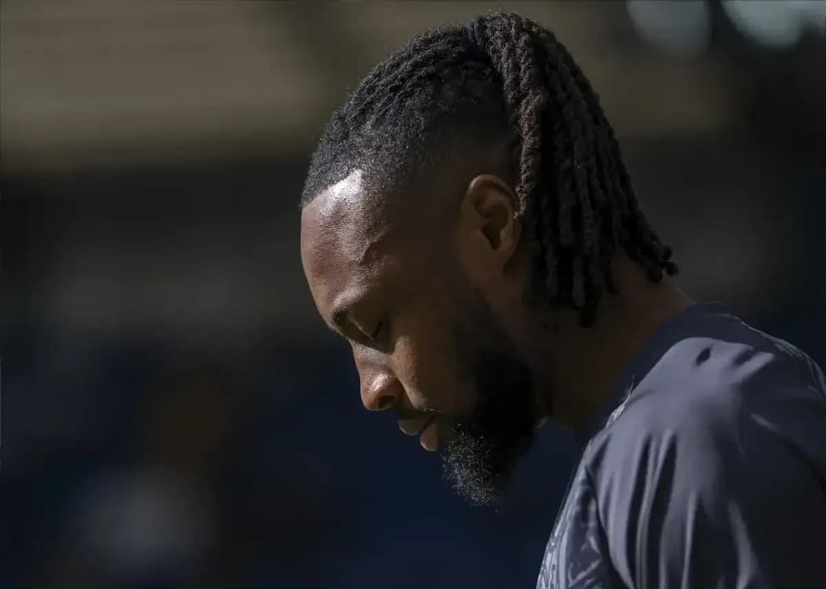 Joueur se tenant la tête baissée avant le match