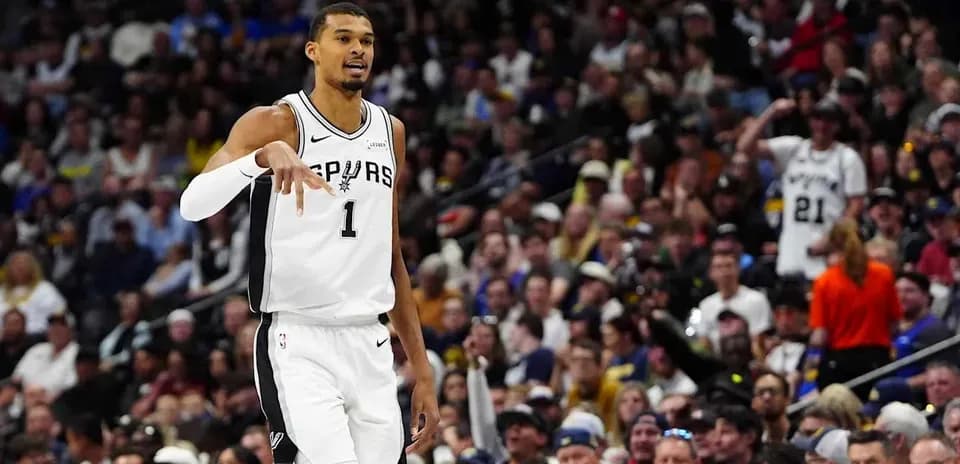 Joueur des Spurs signalant une action durant le match