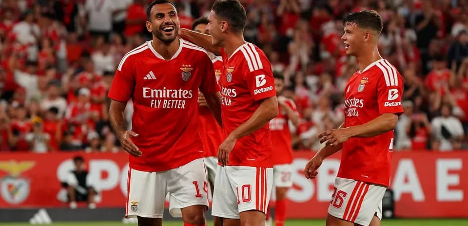 Joueurs du Benfica célébrant un but