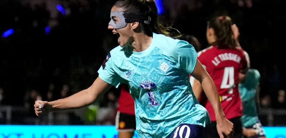 Joueuse célébrant un but avec un masque sur le visage