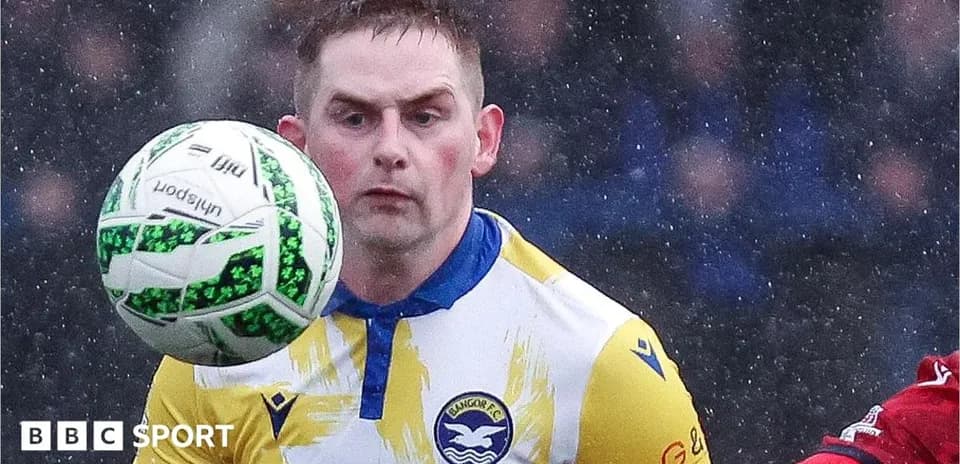 Joueur de Bangor FC contrôlant le ballon en match