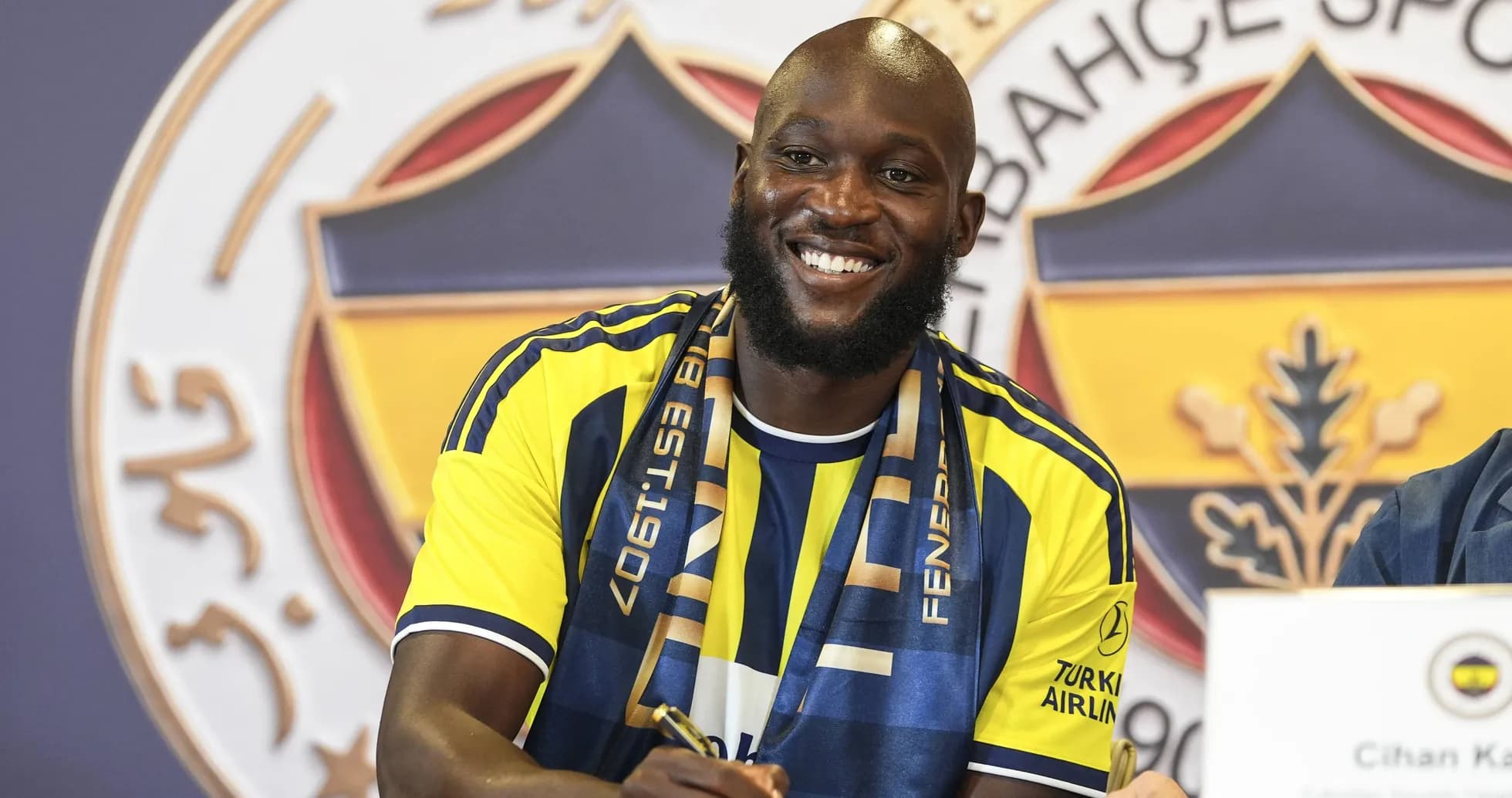 Joueur signant un contrat avec Fenerbahçe