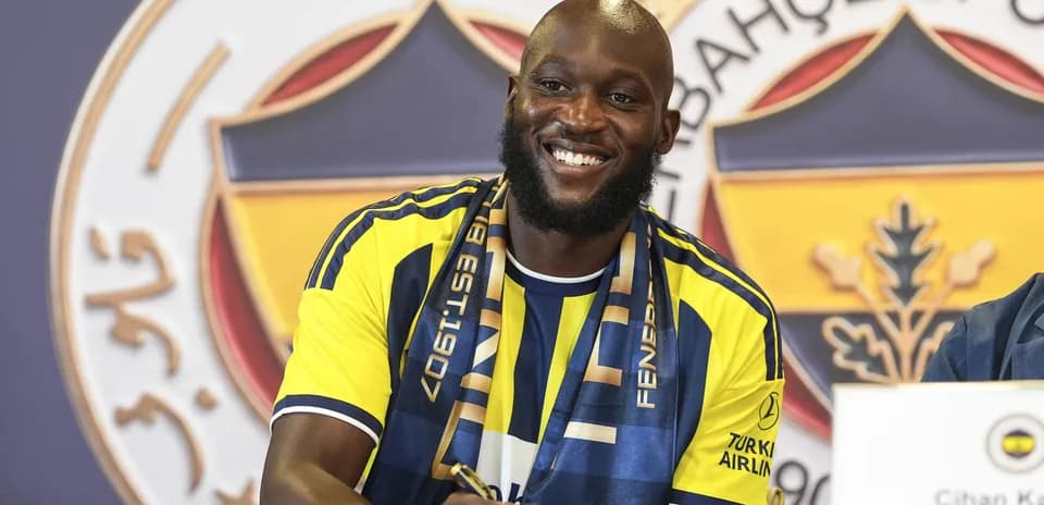 Joueur signant un contrat avec Fenerbahçe
