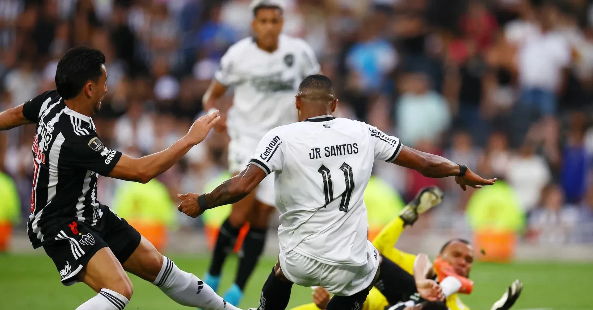 Joueur de Botafogo en action contre Atletico-MG