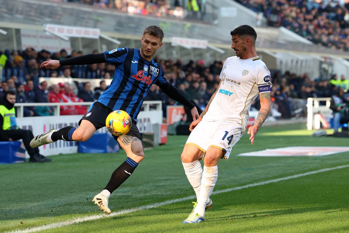 Joueurs de Cagliari et Atalanta en action
