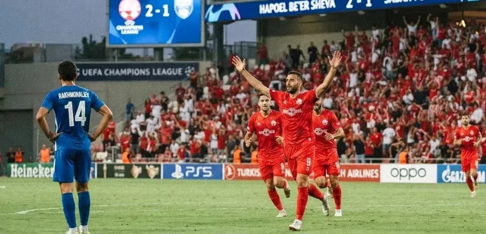 Joueurs de Hapoel Beer Sheva célébrant un but