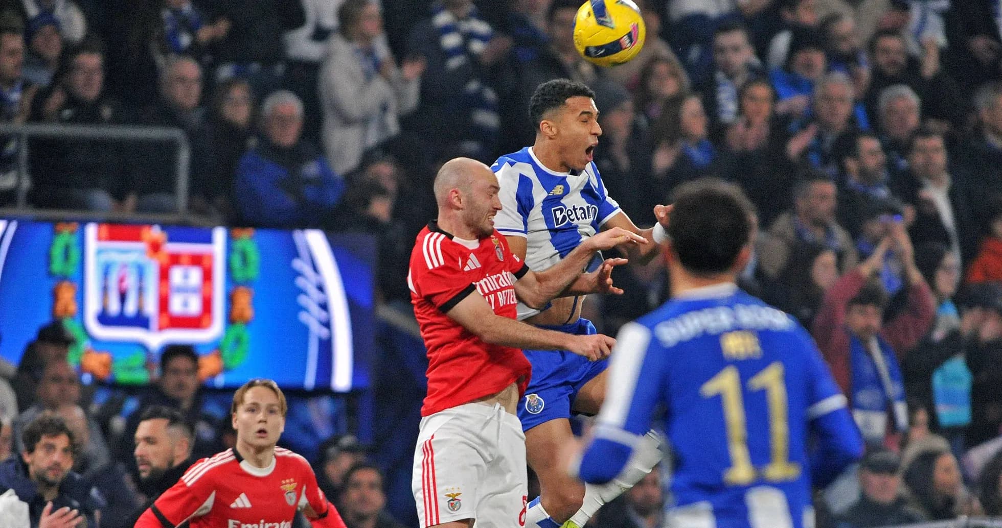 Joueurs de Porto et Benfica en duel aérien