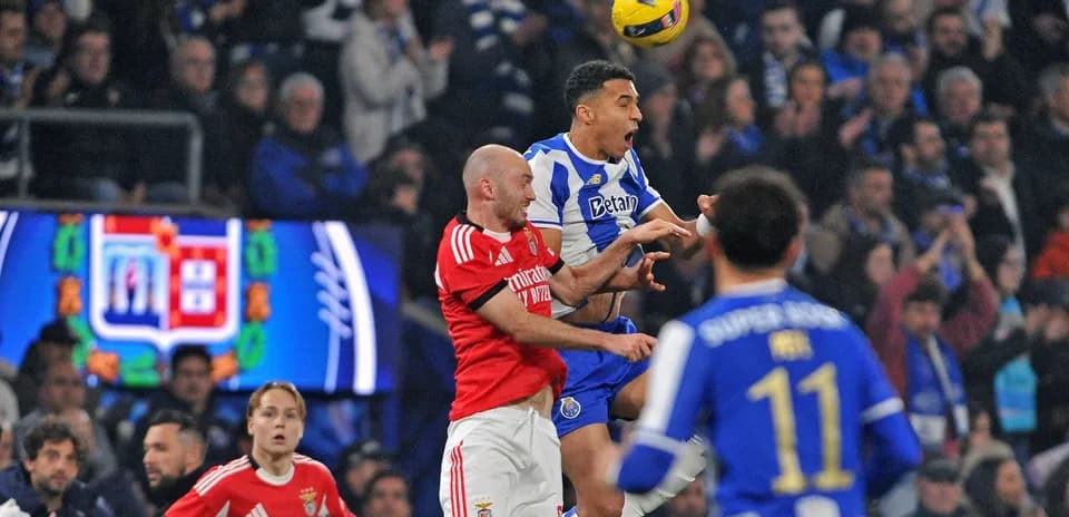 Joueurs de Porto et Benfica en duel aérien