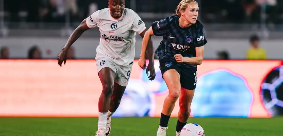 Deux joueuses en action pendant un match de football