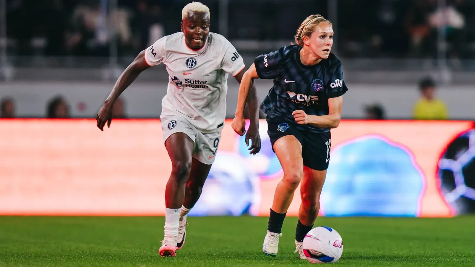 Deux joueuses en action pendant un match de football