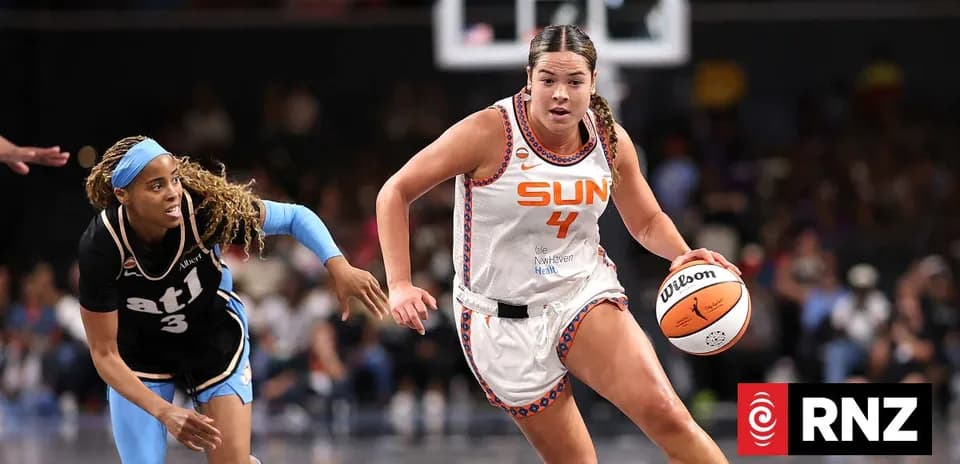 Joueuse dribblant le ballon lors d'un match de basket