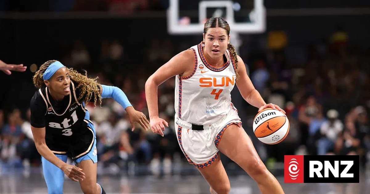 Joueuse dribblant le ballon lors d'un match de basket