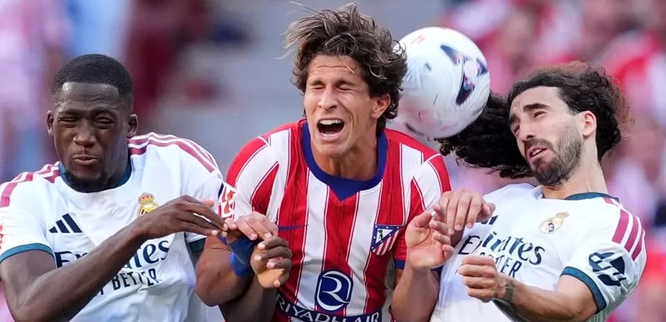 Trois joueurs en compétition pour le ballon lors d'un match
