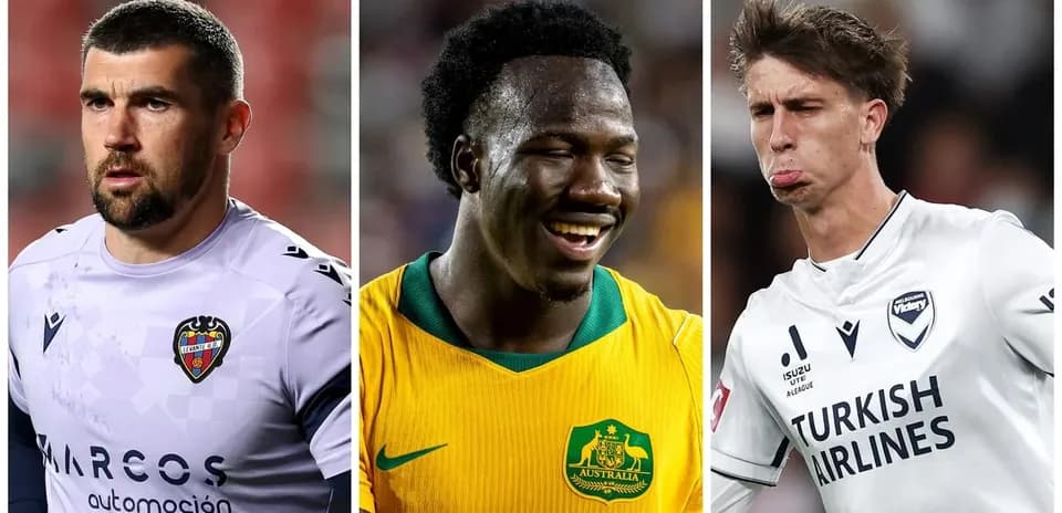 Trois joueurs de football en action sur le terrain