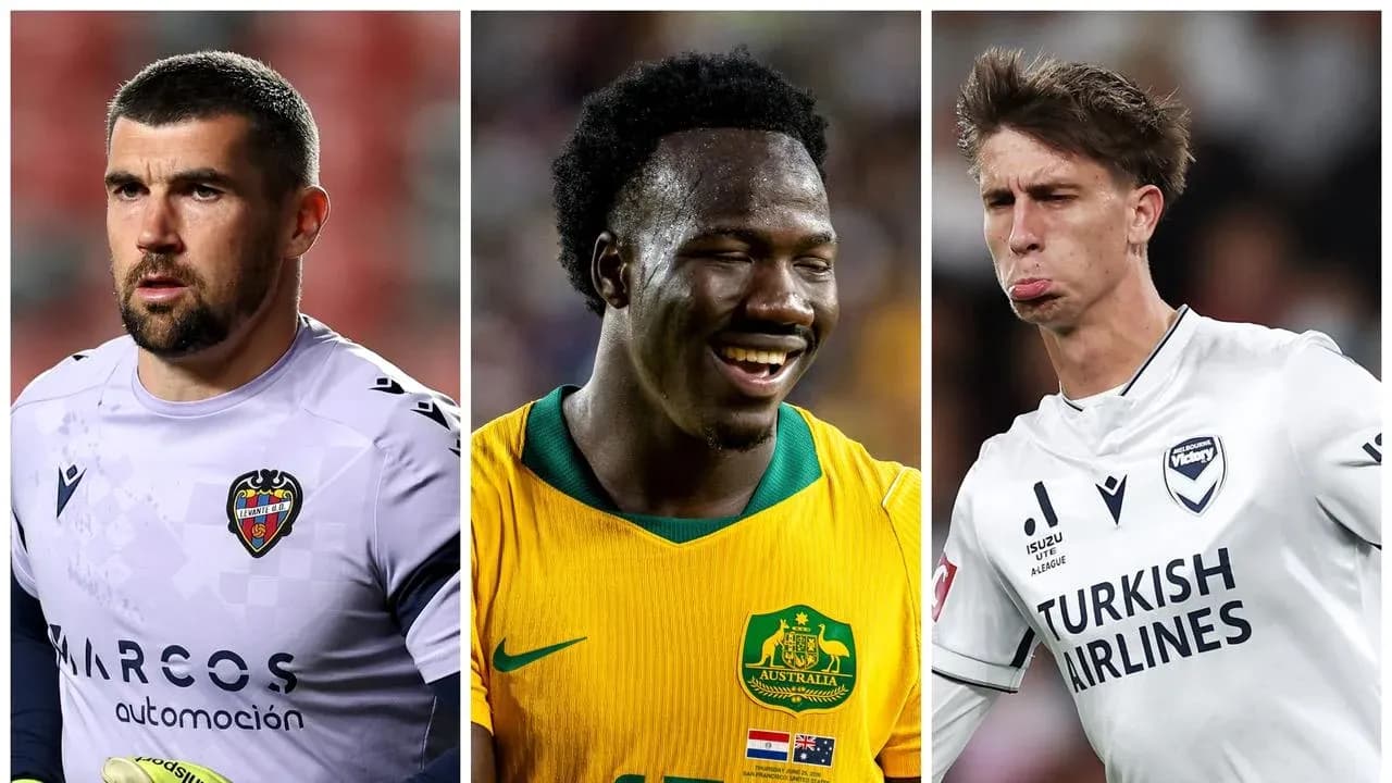 Trois joueurs de football en action sur le terrain