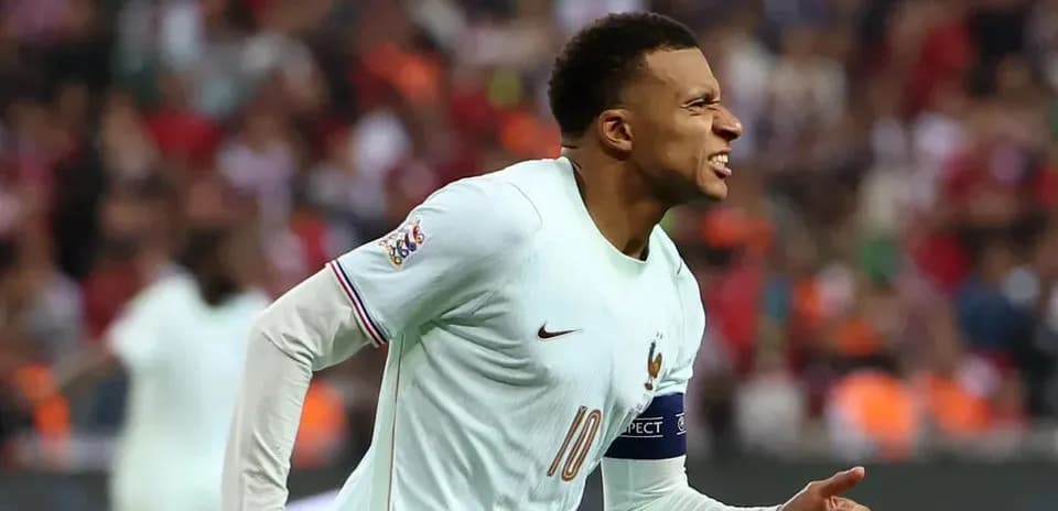 Kylian Mbappé célébrant un but pour la France