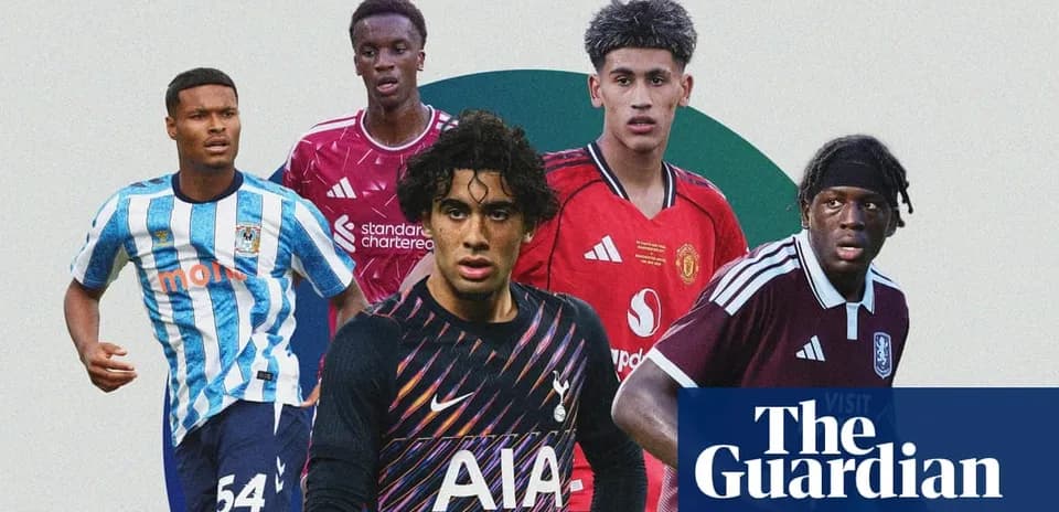 Cinq jeunes footballeurs en tenue de match