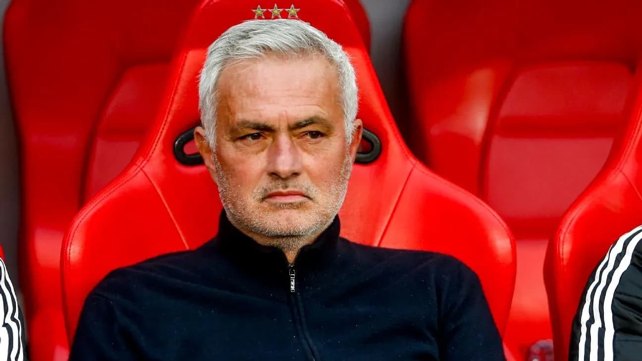 Entraîneur assis sur le banc, regard sérieux