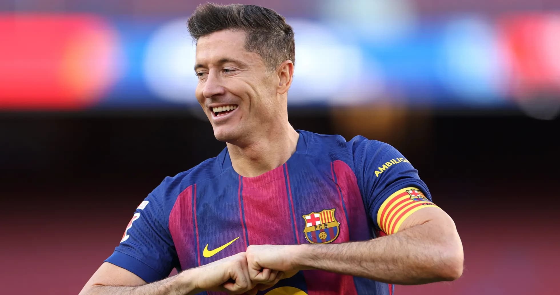 Joueur du FC Barcelone souriant sur le terrain
