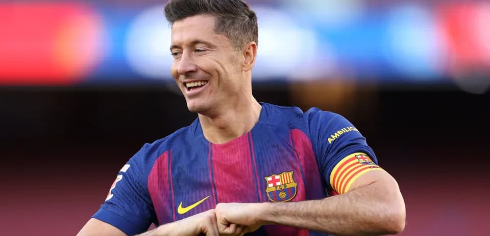 Joueur du FC Barcelone souriant sur le terrain