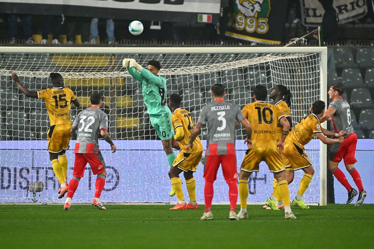 Gardien sautant pour attraper le ballon