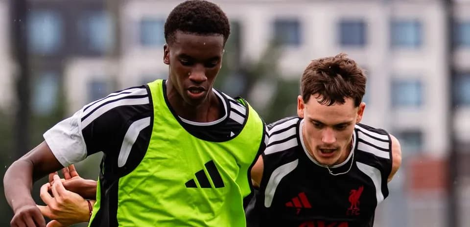 Deux joueurs s'affrontant lors d'un entraînement de football