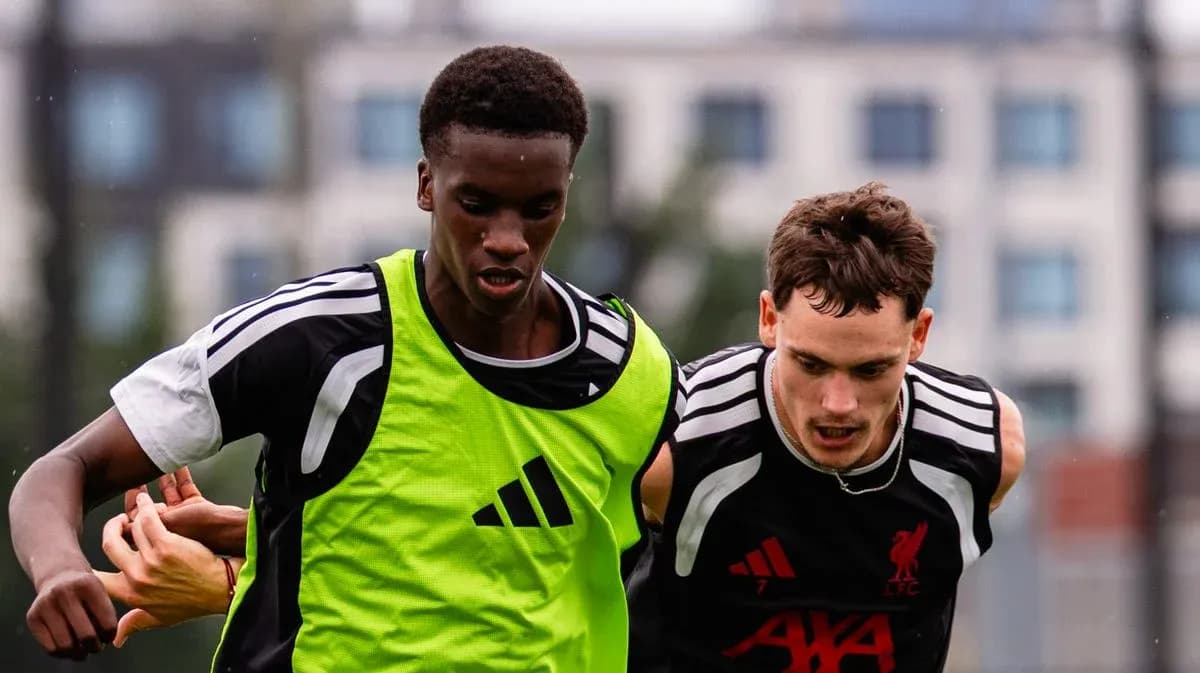 Deux joueurs s'affrontant lors d'un entraînement de football
