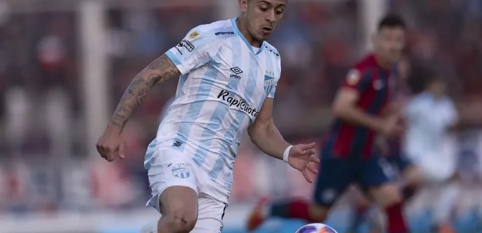 Joueur d'Atletico Tucuman en action pendant le match