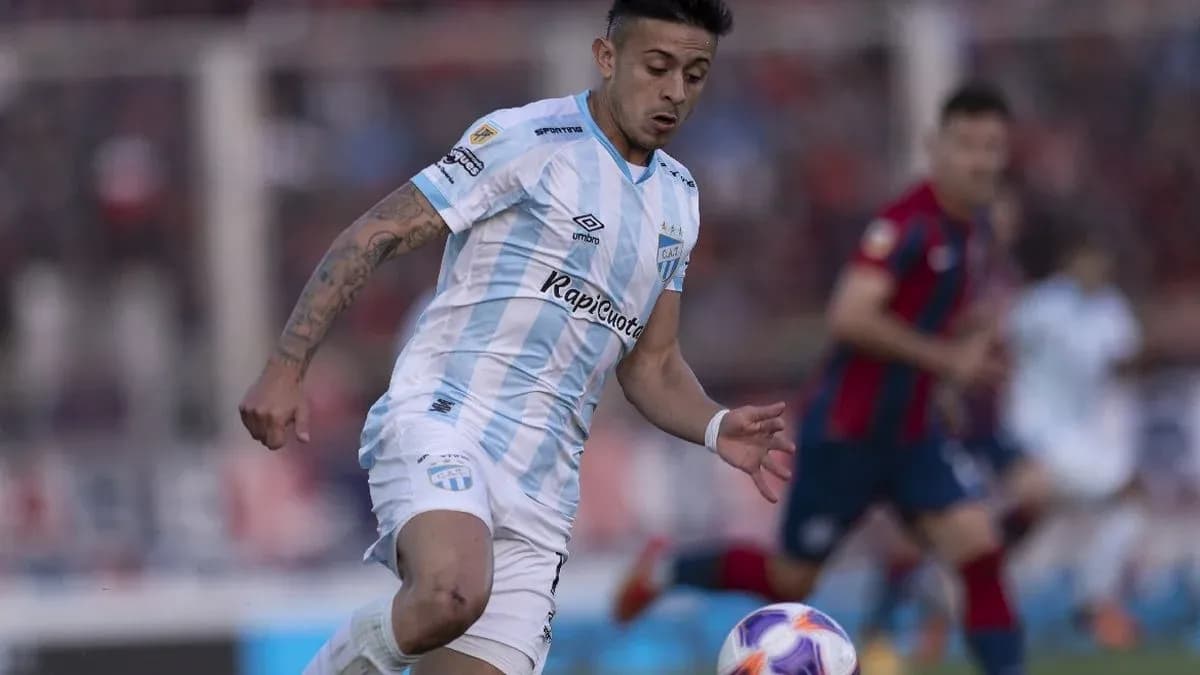 Joueur d'Atletico Tucuman en action pendant le match