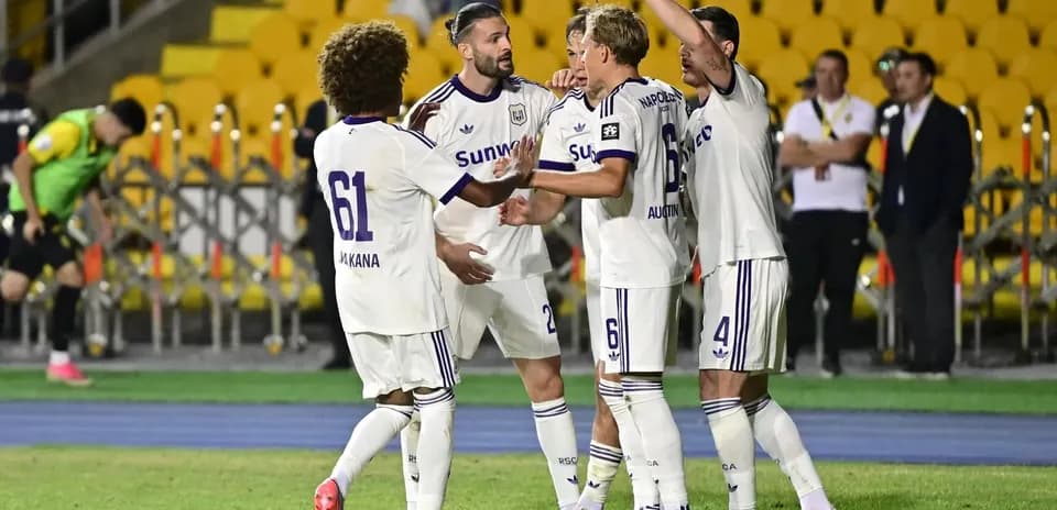 Joueurs d'Anderlecht célébrant un but