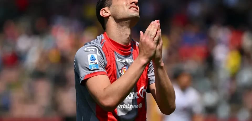 Joueur avec les mains jointes sur le terrain