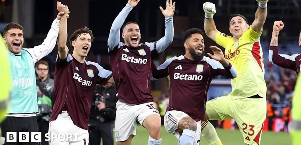 Joueurs d'Aston Villa célébrant une victoire ensemble
