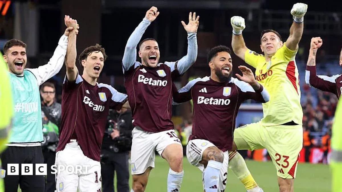 Joueurs d'Aston Villa célébrant une victoire ensemble