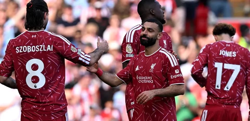 Joueurs de Liverpool se félicitent sur le terrain