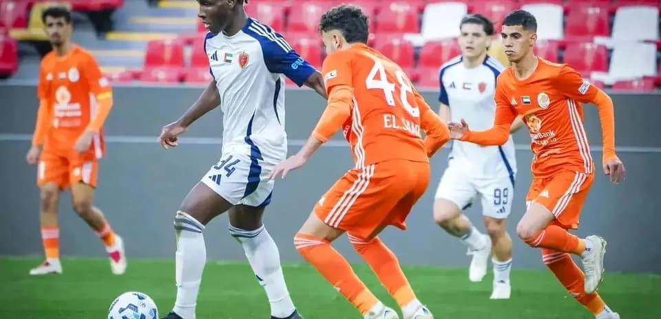 Joueurs d'Al Dhafra et d'Al Ain en action